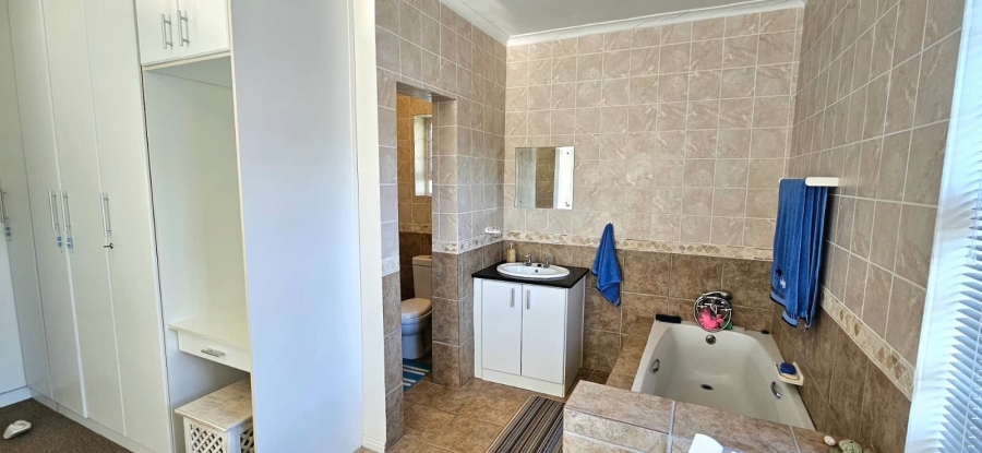 3 Bedroom Property for Sale in Franskraal Western Cape